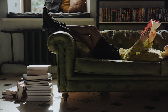 Auf einem Sessel lässt es sich bequem ein Buch lesen. Doch was hat das damit zu tun, musikalisch zu sein? Nun, es gibt ja schließlich Bücher, in denen die verschiedenen Musikrichtungen erklärt werden. Oder solchen, in denen ein Autor die bekanntesten deutschen Sängerinnen präsentiert.