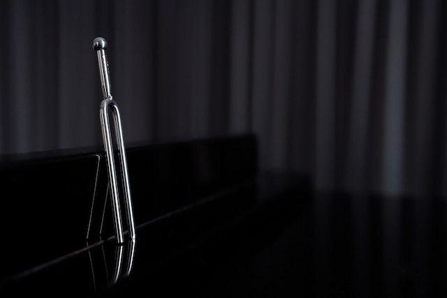 Das ist eine Stimmgabel. Ein solches Stimmgerät online zu kaufen, ist möglich. Zum Beispiel auf Amazon. Kommt bald ein Artikel dazu auf musik-zubehoer.com.