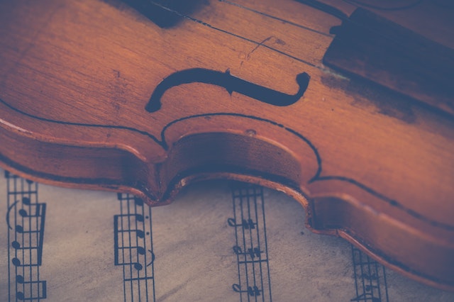 Bist Du bereits fit im Gitarre spielen? Dann kauf Dein nächstes Streichinstrument doch bei Amazon ein. Wer hingegen Gitarre lernen möchte, kann zuvor erst den Ratgeber zu Ende lesen.