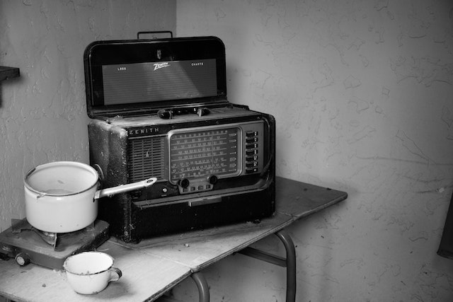 Früher haben die Leute mehr Radio gehört, das ist wahr. Viele hatten ein Radio direkt neben ihrem Herd stehen. Es stimmt aber auch, dass die Zahl der Radiohörer auf der Welt steigt. Online-Radiosender gibt es viele. Selbst das MDR Thüringen Radio kann man bequem auf unterschiedlichen Kanälen empfangen.