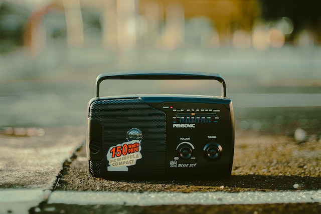 Wenn du in Sachsen-Anhalt lebst, kannst du an einem kleinen Kofferradio die Frequenz von Radio Brocken einschalten. Oder du empfängst den Sender einfach bequem übers Internet mit der Samsung Radio App. Beides hat Vor- und Nachteile.