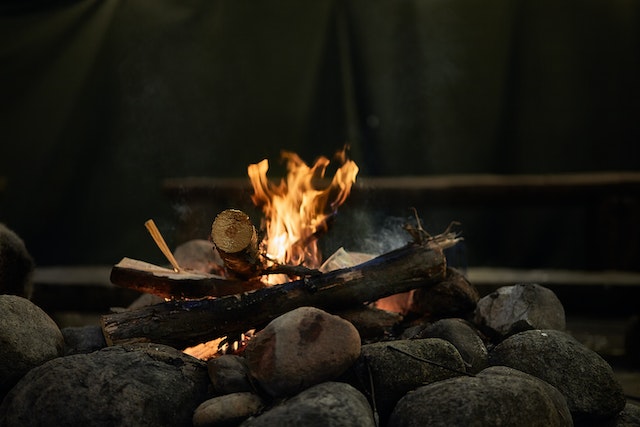 Lagerfeuerlieder Gitarre sind eine beruhigende und entspannende Angelegenheit. Tonleitern Gitarre - ein paar lernst du gleich noch kennen.