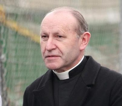 Franz Schmidberger kennt sich mit einigen Instrumenten aus. Aber als Priester gibt er natürlich keinen Dudelsack Unterricht, spielt höchstwahrscheinlich nicht Sackpfeife und ist nicht in einer Blaskapelle aktiv.