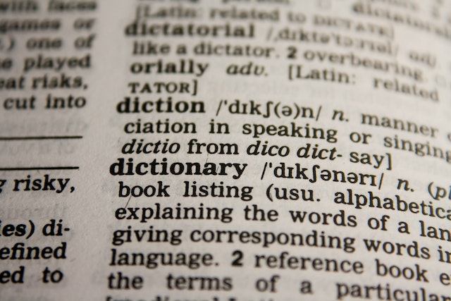 Was heißt Kopfhörer auf Englisch? Da hilft vielleicht ein Wörterbuch weiter. Allerdings "spuckt" dieses nur eine einzige oder ein paar Phrasen aus und erklärt nicht den Zusammenhang zwischen den Wörtern.