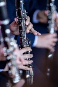 Du willst Klarinette lernen als Erwachsener? Bald schon könntest du auf eine Wurlitzer Klarinette umsteigen. Doch den Tonumfang einer Klarinette musst du zuvor auswendig lernen.
