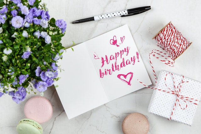 Hier sehen wir eine Geburtstagskarte, auf der auf der rechten Seite Happy Birthday steht. Links daneben schreibt man den Geburtstagsgruß hin. Oder wäre es vielleicht auch eine Option, darauf eine Gitarre hinzumalen?