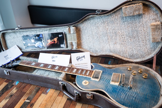 Sollte ich vielleicht diese Gitarre malen? Zusammen mit dem Koffer? Dieses Modell sieht zumindest nicht danach aus, als eigne es sich dafür, Gitarre spielen zu lernen. Ist es eher eine Gitarre für Experten?