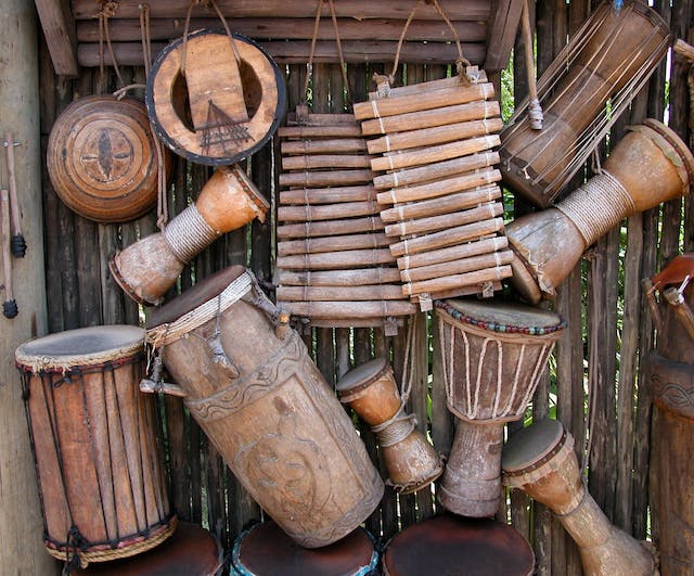 Eine Musikinstrumente Übersicht aus Trommeln und Xylophons.
