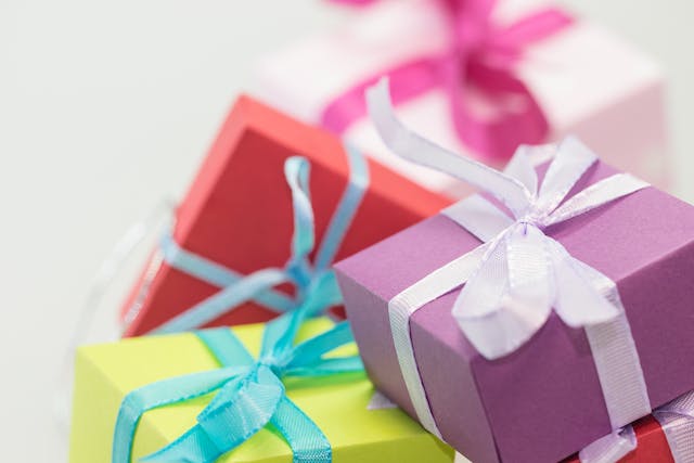 Geschenke für Musiker können in Papier verpackt werden.
