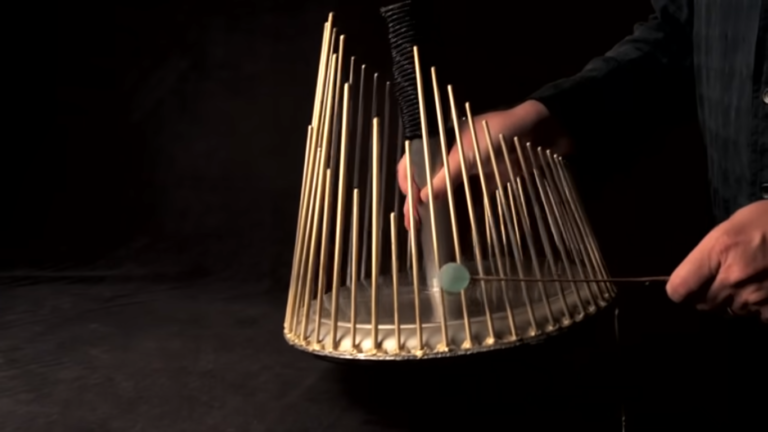 Dies ist ein Waterphone - ein Musikinstrument mit W.