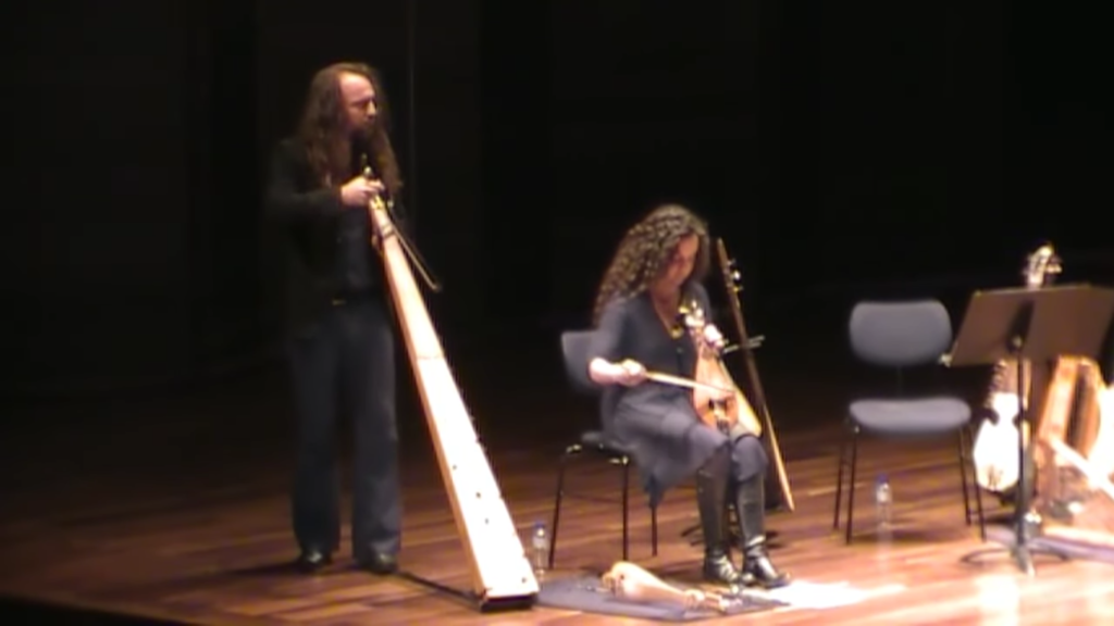 Dieses Musikinstrument mit N sieht ungewöhnlich aus. Und für ein Streichinstrument scharrt es ziemlich, ähnlich wie eine Trompete.