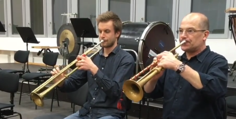 Die Naturtrompete ist ein Musikinstrument mit N.