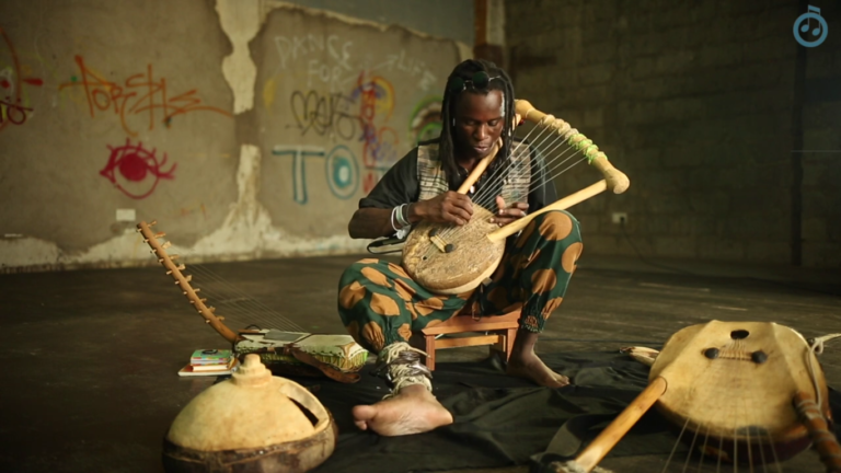 Person spielt auf diesem Musikinstrument mit N