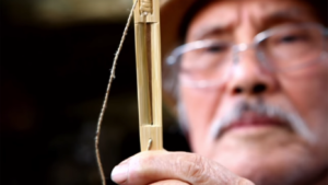 Die Lubuw ist ein asiatisches, dünnliches Instrument, gar nicht leicht zu spielen.