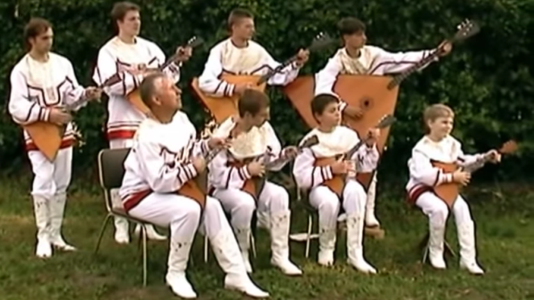 Ein gitarrenähnliches Instrument wie die Balalaika ist keine Massenware