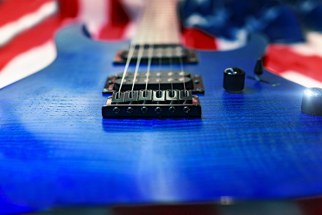Der Bass ist ein gitarrenähnliches Instrument. Dieses Modell hier hat einen blauen Korpus.