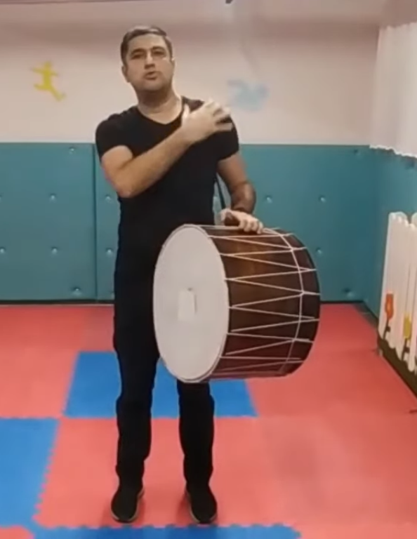 Die Davul ist ein Musikinstrument mit D und wird im Orient, also von Mitteleuropa südöstlich gesehen gespielt.