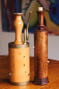 Das Rackett ist ein Musikinstrument mit R, und es gibt zwei Varianten: Barock- und Renaissancestil.