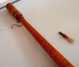 Die Rauschpfeife ist ein längliches Musikinstrument mit R.