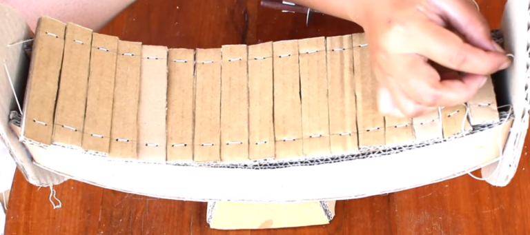 Das Roneat ist ein Musikinstrument mit R. Es handelt sich um ein gewölbtes Xylophon.