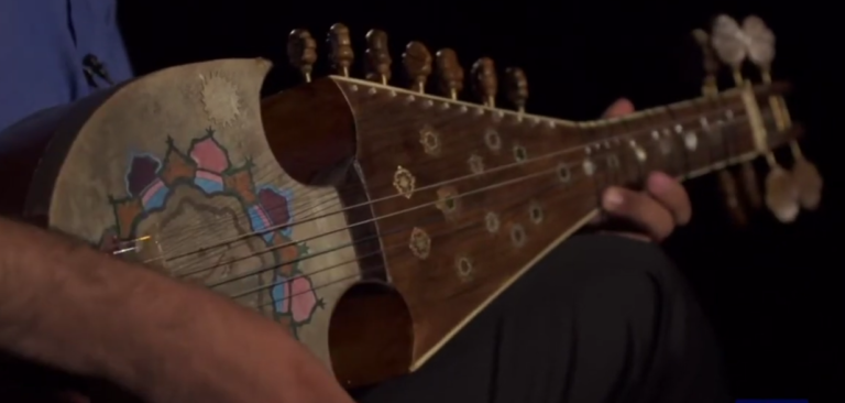 Das Rubab ist ein Musikinstrument mit R.