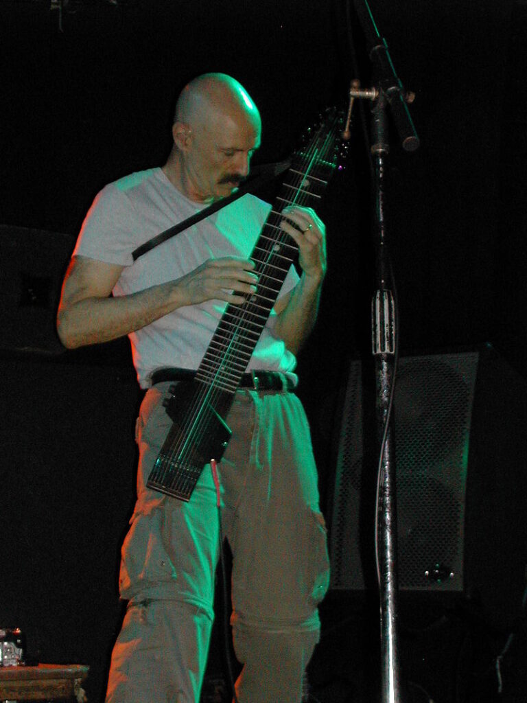Der Chapmanstick zählt zu den seltenen Instrumenten. Dabei schaut er gar nicht so ungewöhnlich aus...
