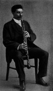 Ein Mann spielt das flötenähnliche Instrument "Englischhorn", Foto: 1917.