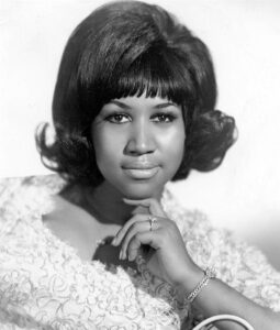 Aretha Franklin war eine berühmte Sängerin, die Blues Musik mit 4 Buchstaben spielte