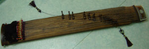 Zither Instrumente: Die Wölbbrettzither besteht aus einem gewölbten brett