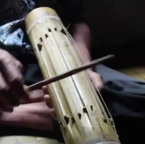 Zither Instrumente: Divers Modelle schlägt man mit Stöckchen an.