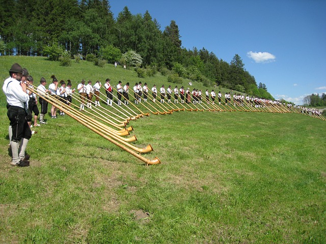 Zahlreiche Allgäuer spielen das Alphorn Instrument