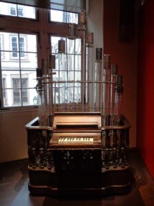 Orgelähnliches Instrument mit brennenden Pfeifen: So sieht es aus!