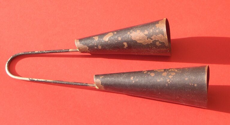 Agogo zählt zu den kleinen Instrumenten, zwei Metallglocken.