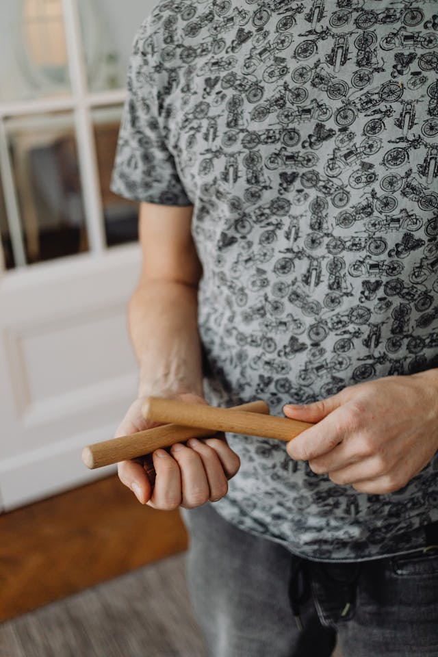 Hartholzstäbchen Instrument Claves wie halten?
