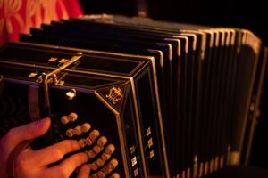 Bandoneon Instrument, im Bild kommt die Farbe Rot zur Geltung