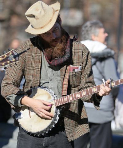 banjo_instrument Straßenmusiker spielt das gitarrenähnliche Instrument Banjo.