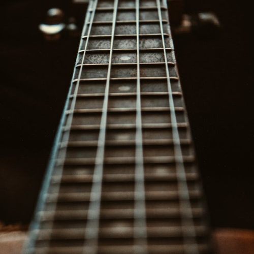 e gitarre gebraucht kaufen steg Wer eine E Gitarre gebraucht kaufen will, sollte ein Augenmerk auf die Bünde legen, die den Saiten quer gegenüber stehen. Hier sind sie zum Glück heil.