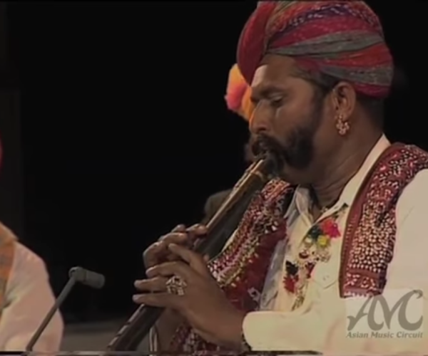 indische_musikinstrumente_alghoza Ein Musiker spielt auf seinem Alghoza-Instrument. Indische Musikinstrumente im Überblick