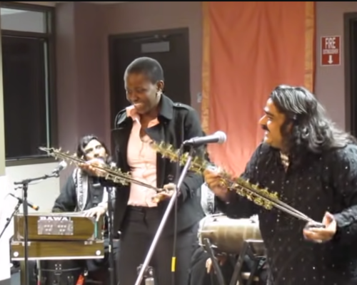 indische_musikinstrumente_chimta 2 begnadete Chimta Spieler zeigen ihr Talent. Das letzte der indischen Musikinstrumente, die wir hier vorstellen.