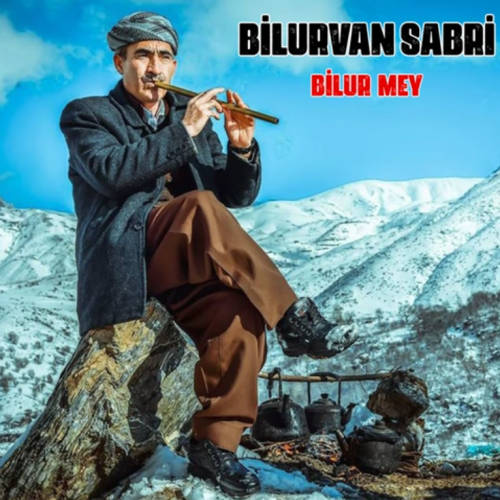 kurdisches_instrument_bilurfloete Kurdisches Instrument Bilur-Flöte: Mann spielt das Instrument auf dem Berg