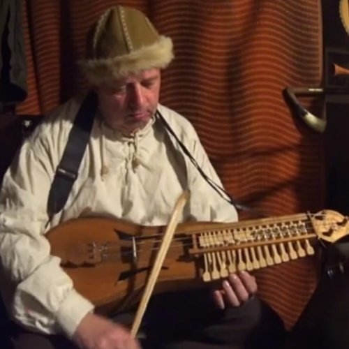 moraharpa_nyckelharpa_instrument Die Moraharpa ist eine ältere Form des Nyckelharpa Instruments.