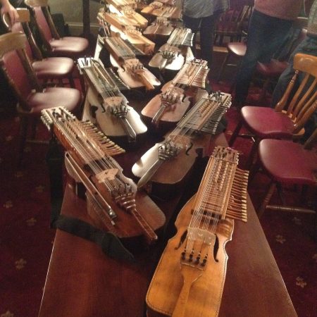 nyckelharpa_instrument Vom Nyckelharpa Instrument gibt es schon recht viele Varianten.
