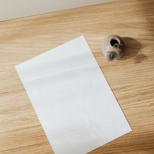 Weißes Blatt Papier mit Tinte auf Tisch Gitarre malen ist ein Zeitvertreib für Künstler. Oder auch für Leute, die Gitarre spielen lernen möchten.