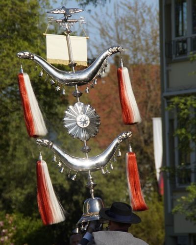 schellenbaum_instrumente_fuer_spielmannszuege Das wohl größte Instrument für Spielmannszüge: Der Schellenbaum! Hier mit 2 Hörnern.