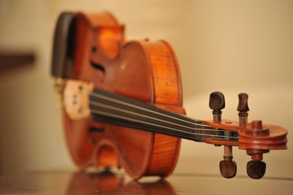 violin Die Nussholzvioline: Ein Musikinstrument mit N